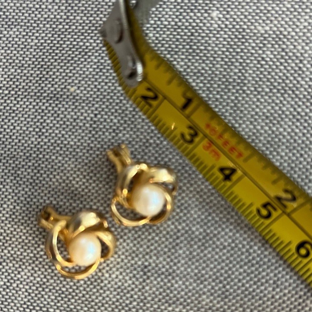 Elegant Gold and Pearl Earrings - Picture 3 of 3